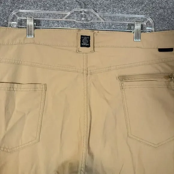 Wrangler ATG‎ Shorts Mens 42 Beige Pockets Fishing Hiking Outdoor Performance - Picture 6 of 8